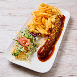 39 - XXL Currywurst mit Pommes und Salat