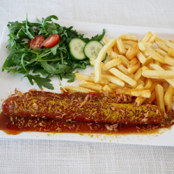 39 - XXL Currywurst mit Pommes und Salat