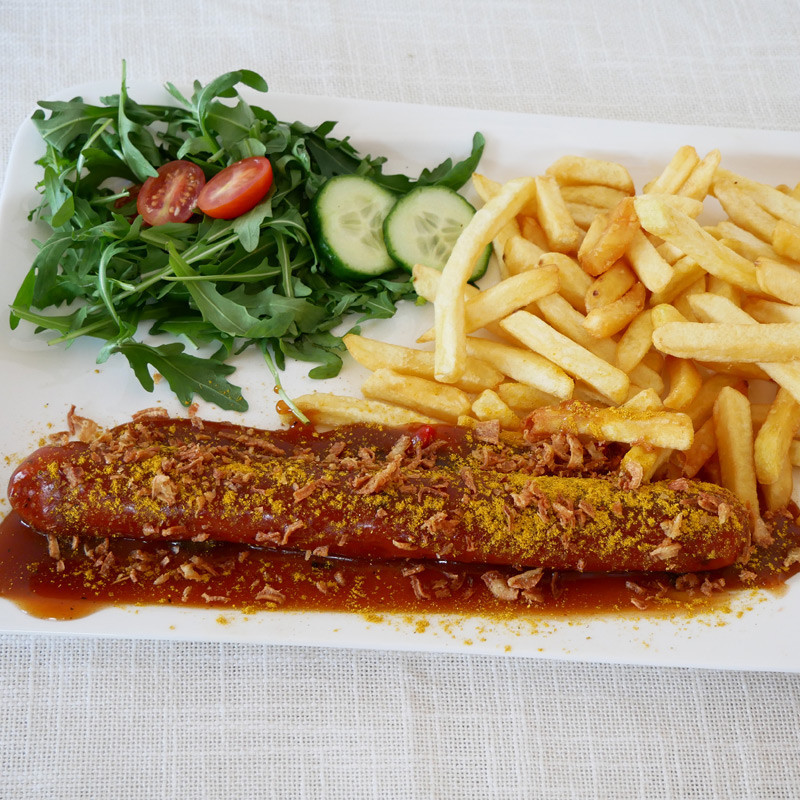 39 - XXL Currywurst mit Pommes und Salat